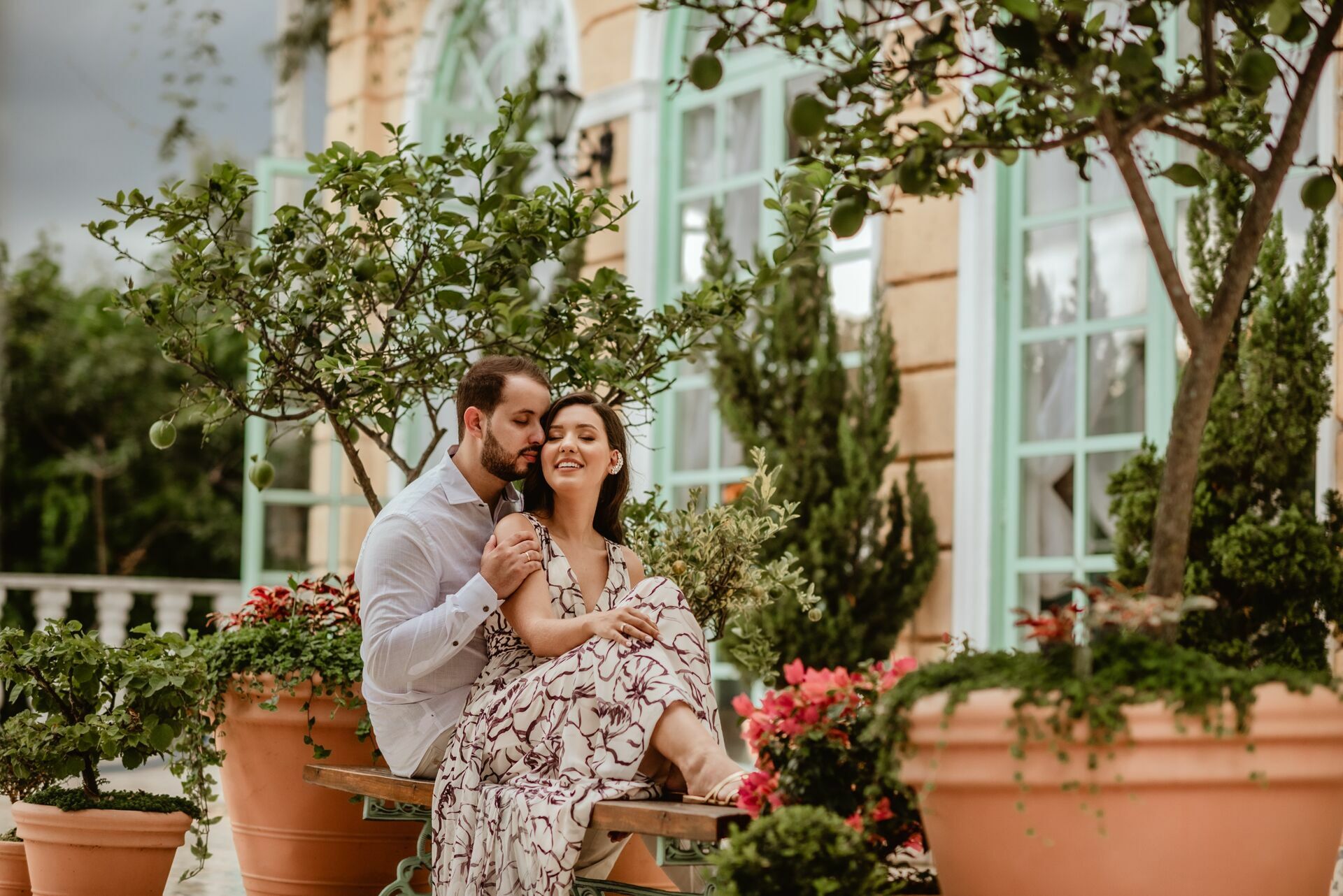 Foto Pré-wedding romântico com bike e flores na Villa Giardini DF - Karine e Gabriel Foto Pré-wedding romântico com bike e flores na Villa Giardini DF - Karine e Gabriel - Imagem 118