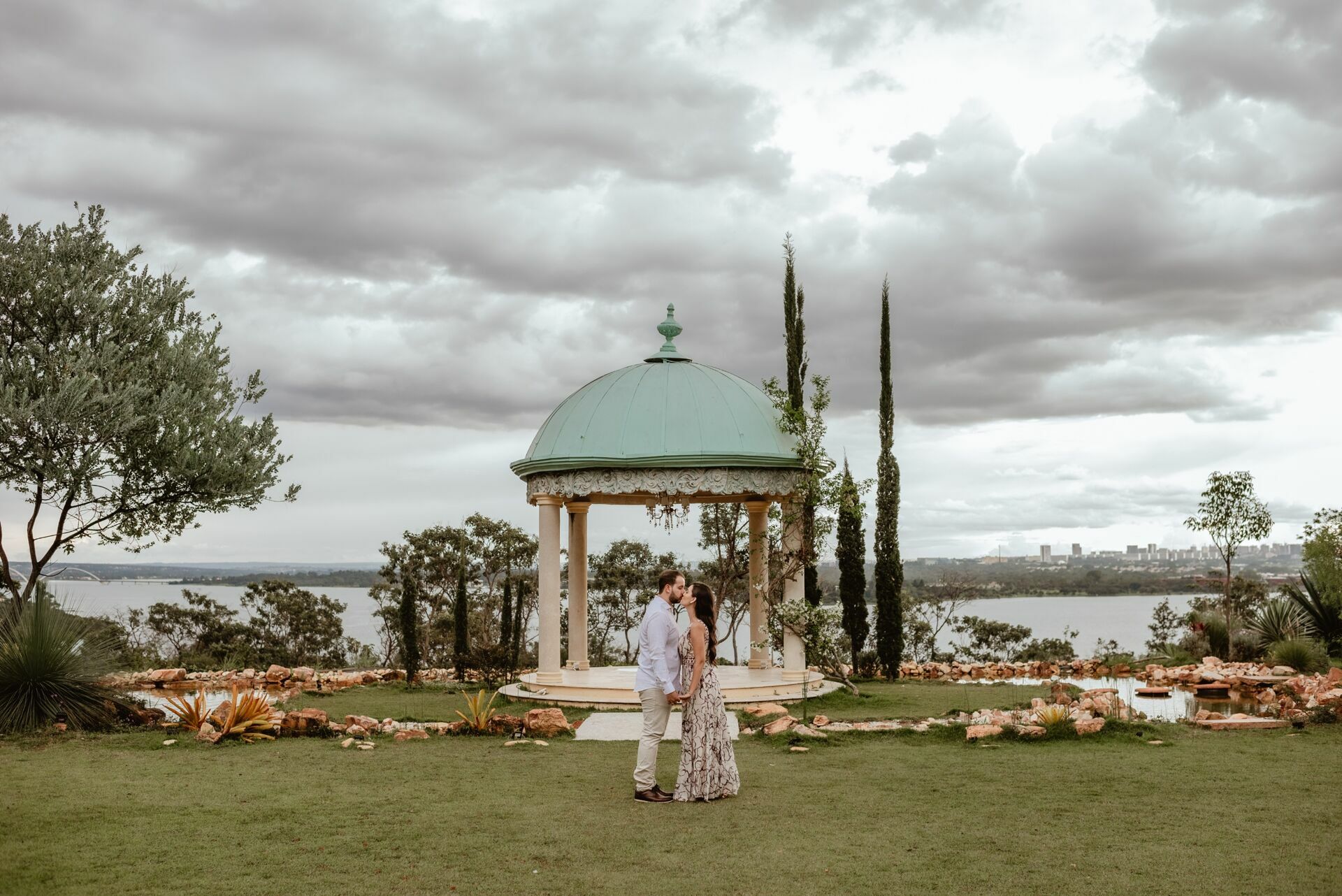 Foto Pré-wedding romântico com bike e flores na Villa Giardini DF - Karine e Gabriel Foto Pré-wedding romântico com bike e flores na Villa Giardini DF - Karine e Gabriel - Imagem 93