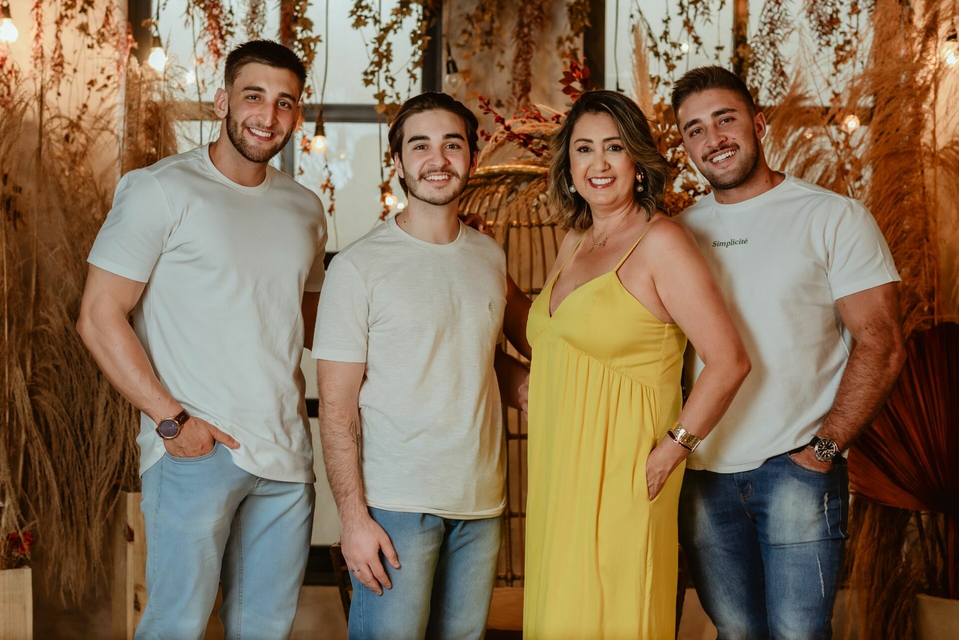 Foto Ensaio Fotográfico de família no Estúdio Revoloft em Anápolis Go - Silvianete e família Foto Ensaio Fotográfico de família no Estúdio Revoloft em Anápolis Go - Silvianete e família - Imagem 9