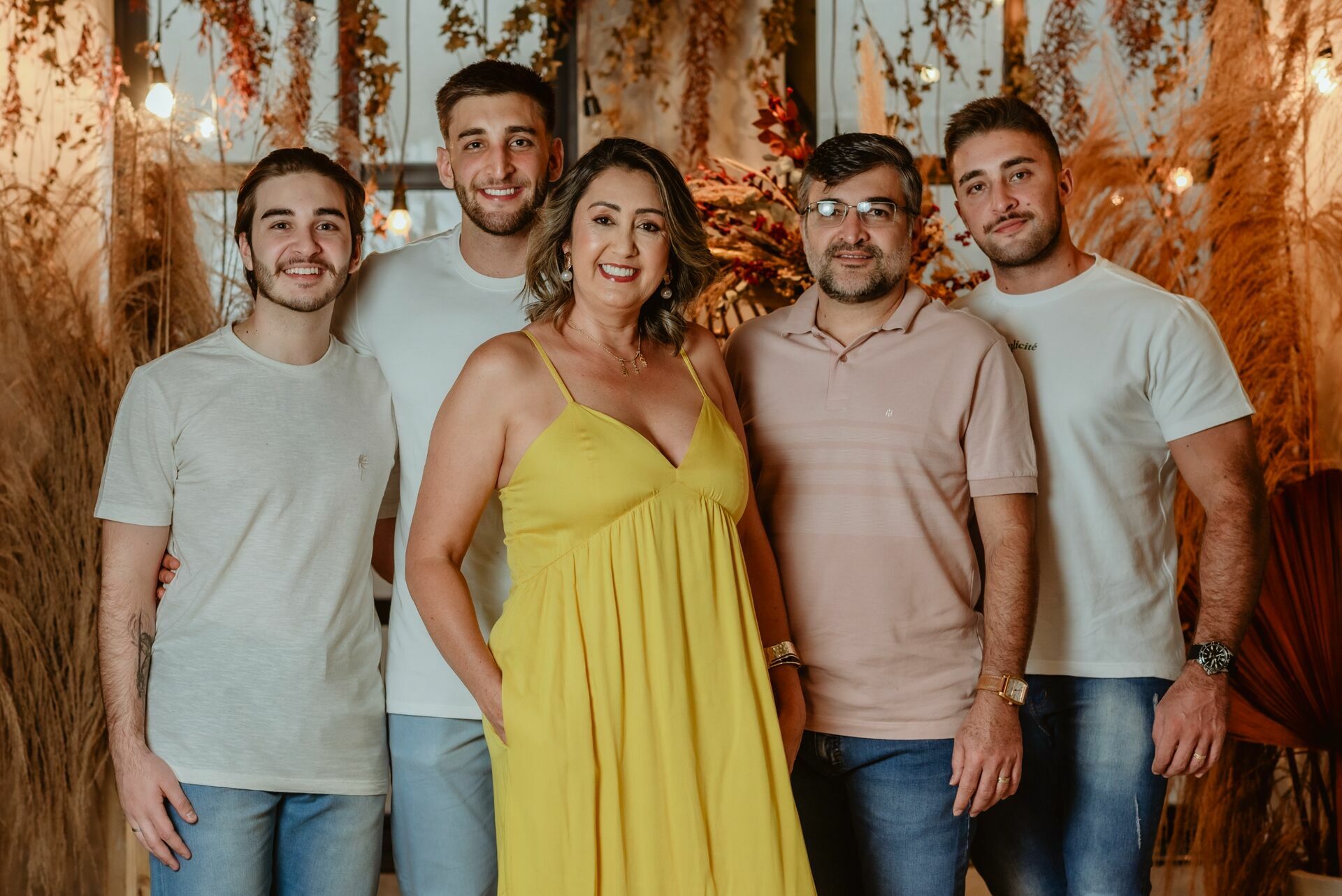 Foto Ensaio Fotográfico de família no Estúdio Revoloft em Anápolis Go - Silvianete e família Foto Ensaio Fotográfico de família no Estúdio Revoloft em Anápolis Go - Silvianete e família - Imagem 7