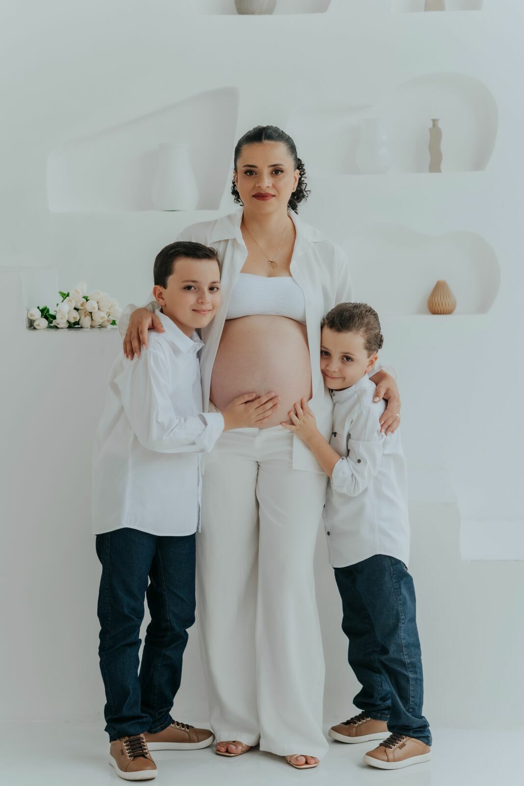 Foto Lays, Chico, Pedro e João a espera de Tiago - Sessão de gestante no Studio Revoloft em Anápolis - Imagem 1