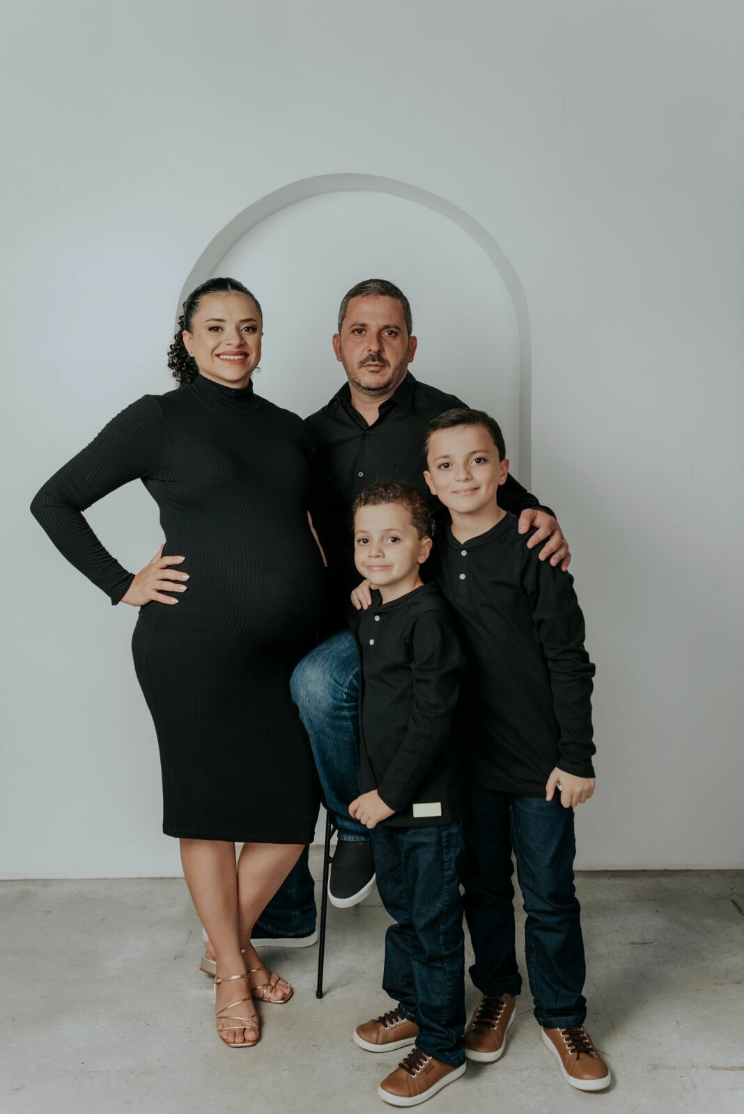 Foto Lays, Chico, Pedro e João a espera de Tiago - Sessão de gestante no Studio Revoloft em Anápolis - Imagem 16