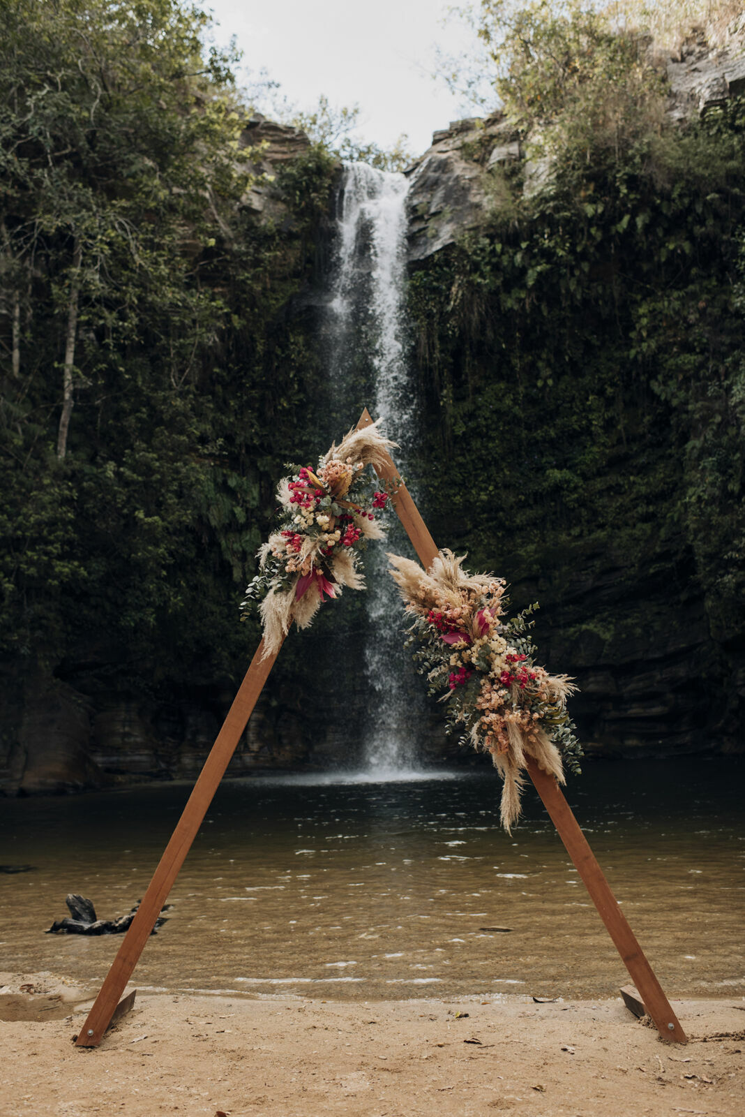 Foto Casamento Intimista em Pirenópolis Go - Cachoeira do Abade - Camila e Adriano - Imagem 33