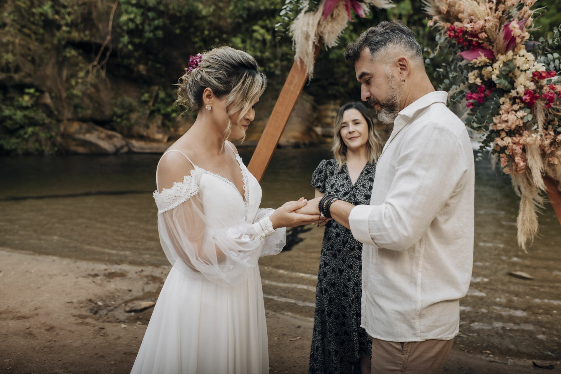 Foto Casamento Intimista em Pirenópolis Go - Cachoeira do Abade - Camila e Adriano - Imagem 48