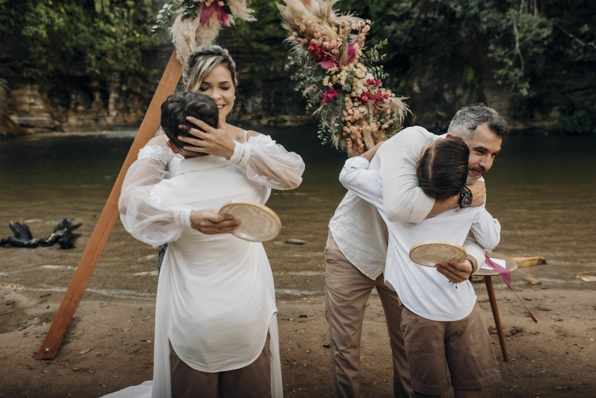 Foto Casamento Intimista em Pirenópolis Go - Cachoeira do Abade - Camila e Adriano - Imagem 43