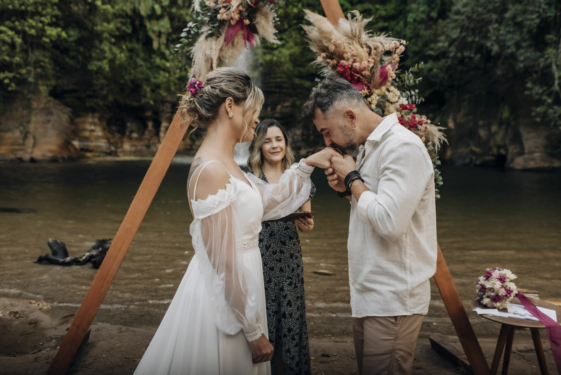Foto Casamento Intimista em Pirenópolis Go - Cachoeira do Abade - Camila e Adriano - Imagem 47
