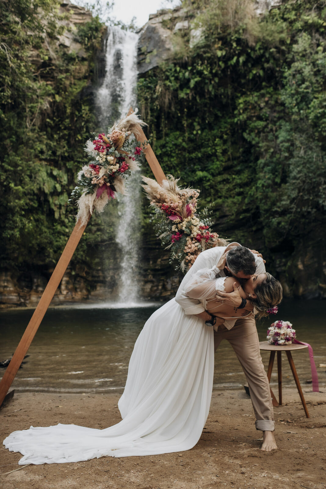 Foto Casamento Intimista em Pirenópolis Go - Cachoeira do Abade - Camila e Adriano - Imagem 62