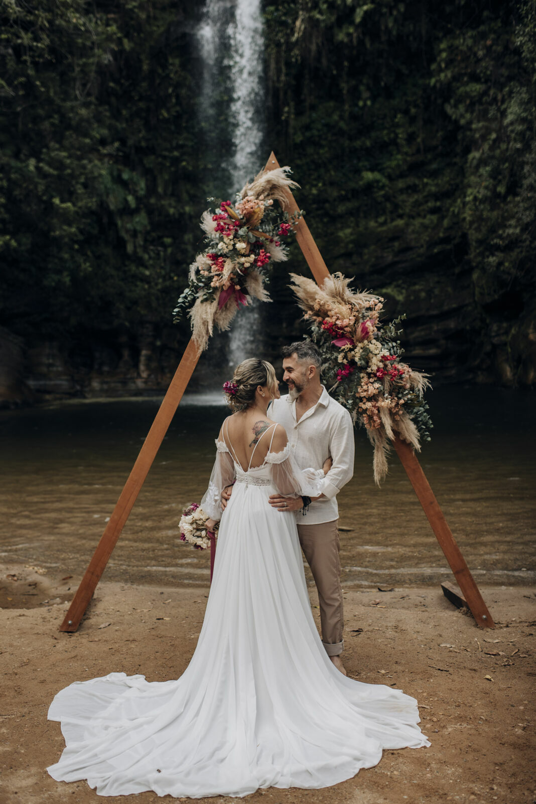 Foto Casamento Intimista em Pirenópolis Go - Cachoeira do Abade - Camila e Adriano - Imagem 76