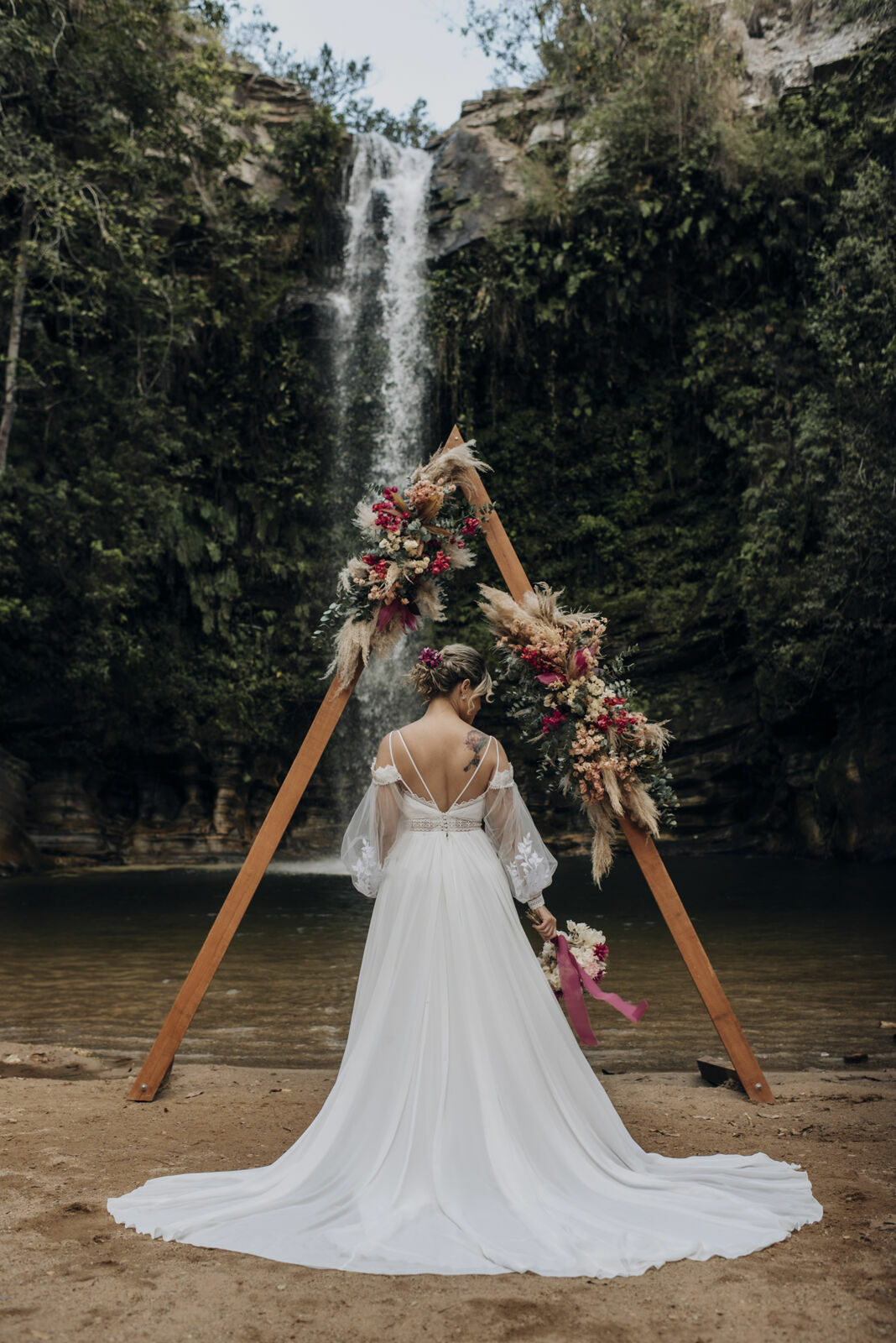 Foto Casamento Intimista em Pirenópolis Go - Cachoeira do Abade - Camila e Adriano - Imagem 75