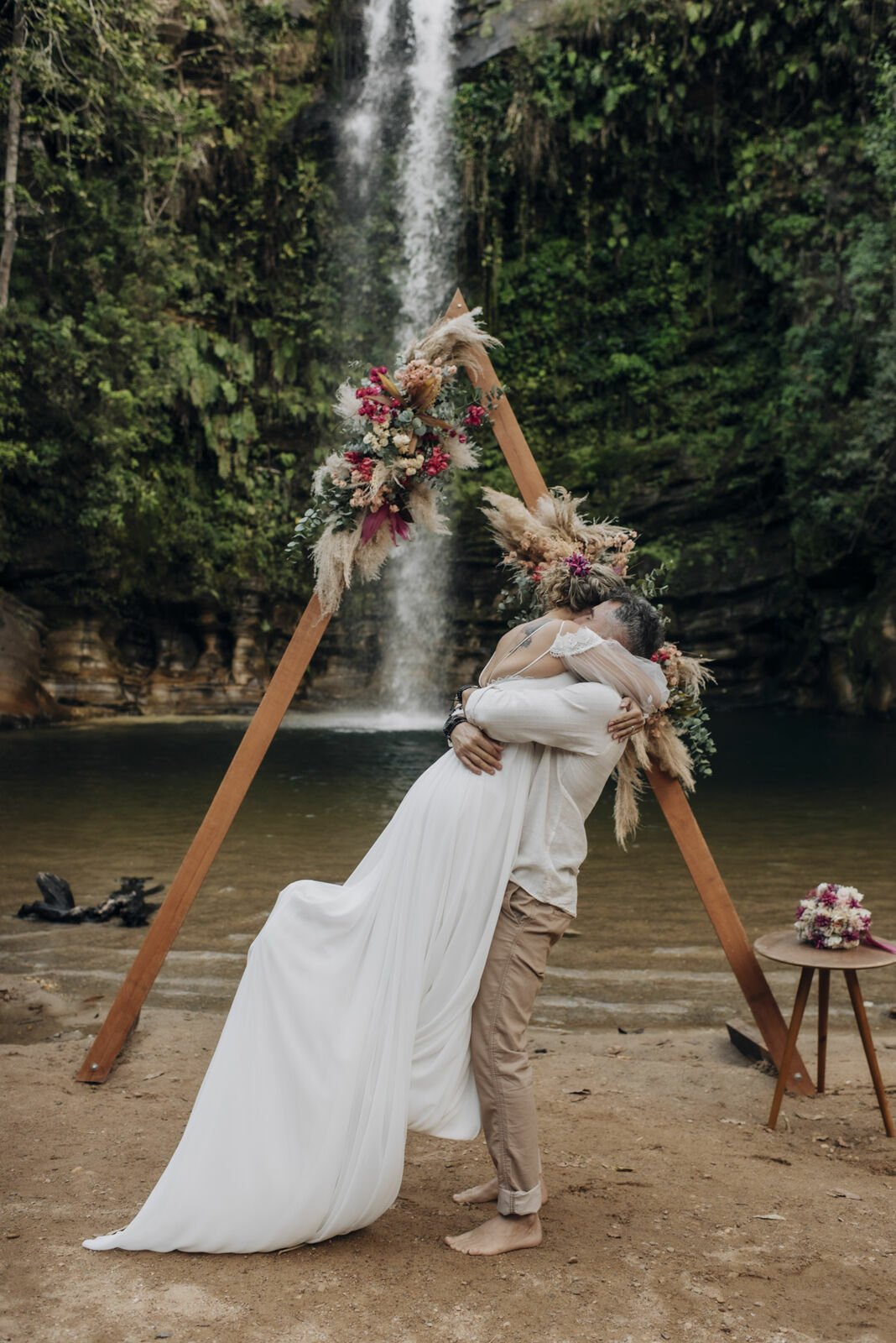 Foto Casamento Intimista em Pirenópolis Go - Cachoeira do Abade - Camila e Adriano - Imagem 66
