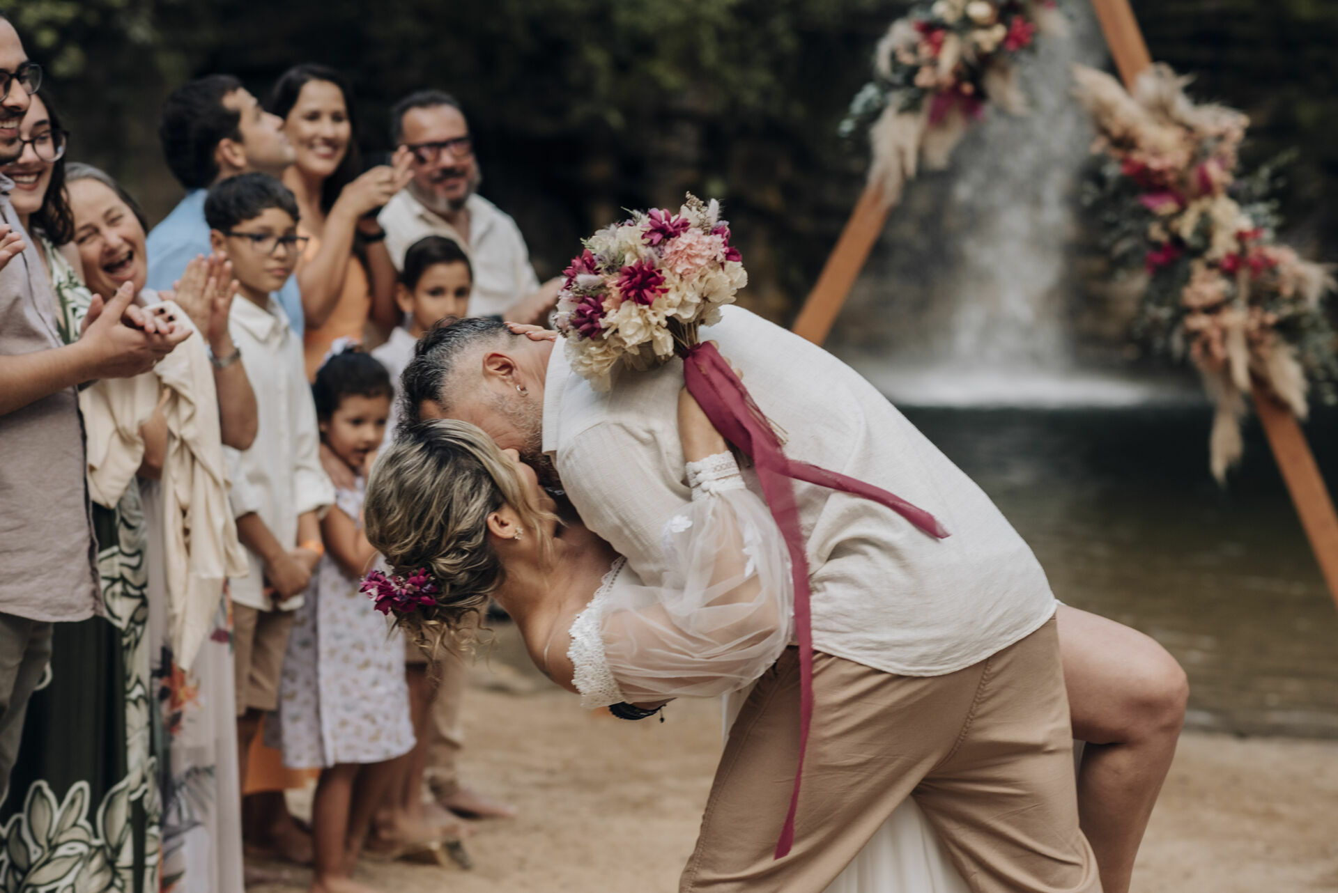 Foto Casamento Intimista em Pirenópolis Go - Cachoeira do Abade - Camila e Adriano - Imagem 70