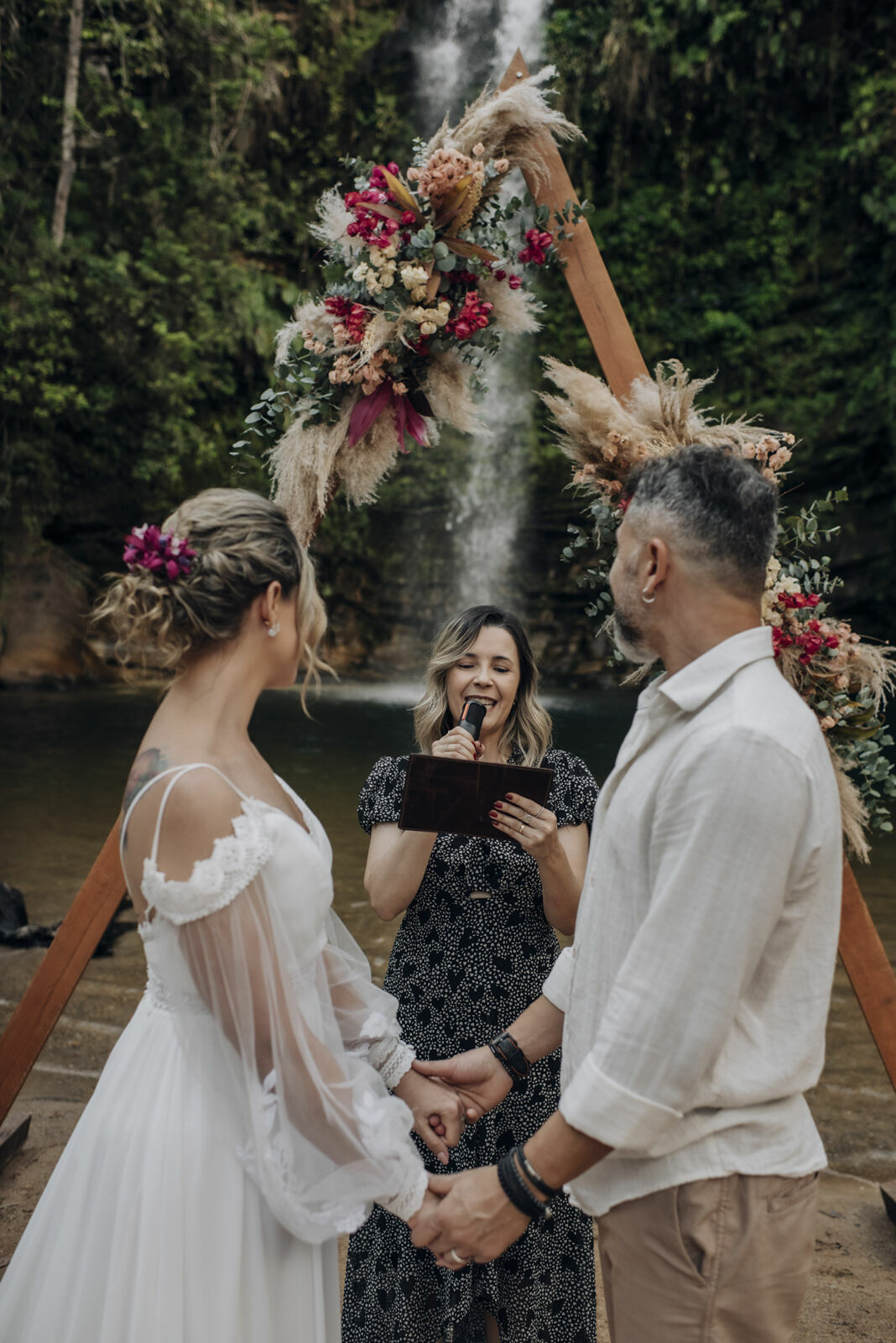 Foto Casamento Intimista em Pirenópolis Go - Cachoeira do Abade - Camila e Adriano - Imagem 64