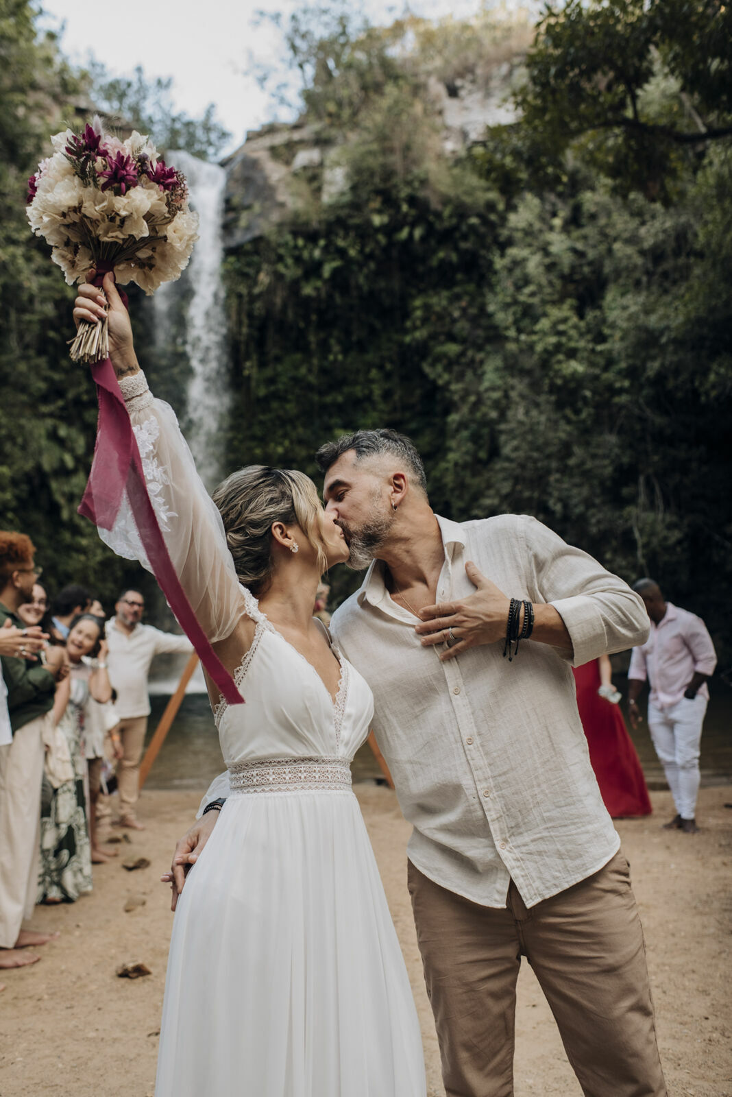 Foto Casamento Intimista em Pirenópolis Go - Cachoeira do Abade - Camila e Adriano - Imagem 73