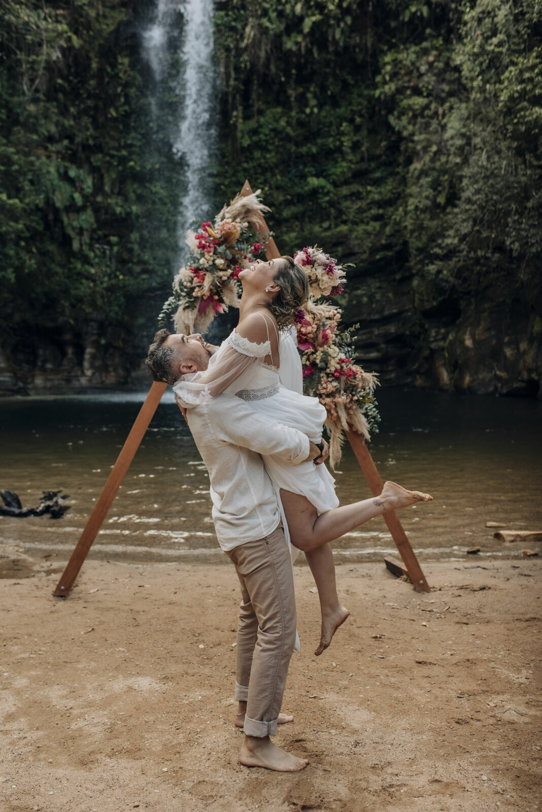 Foto Casamento Intimista em Pirenópolis Go - Cachoeira do Abade - Camila e Adriano - Imagem 85